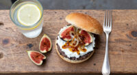 Hamburger Con Fichi, Stracciatella E Cipolle Caramellate
