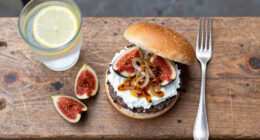 Hamburger Con Fichi, Stracciatella E Cipolle Caramellate