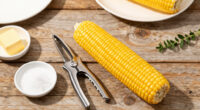 I’ll Never Shuck Corn Again After Learning An Ingenious Trick That Takes Seconds